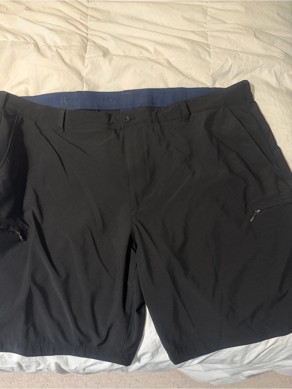 IZOD Men's Black Golf swingflex cargo shorts.